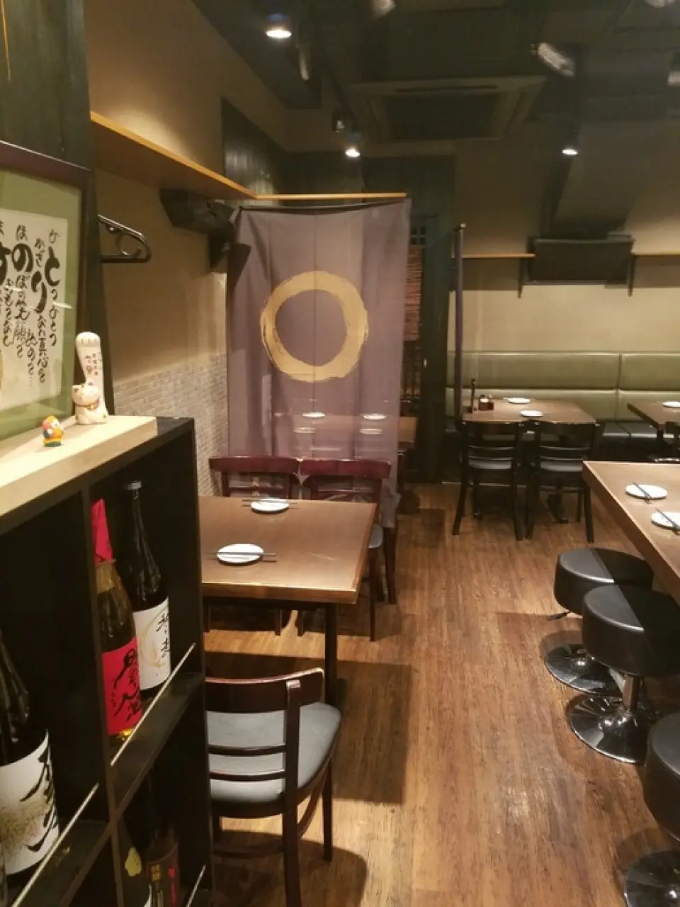 The interior of the restaurant, with its wood grain motif, is comfortable and has a relaxed atmosphere. It can be used as a hideaway space in Akasaka. Please relax and enjoy our proud chicken dishes made with fresh local chicken, seasonal vegetables, and local sake from all over Japan.