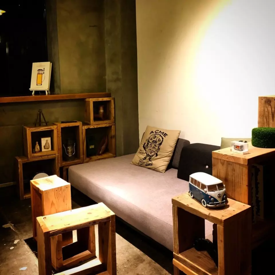 我们的店有一种隐秘的氛围。店里窗户很大，给人一种开放的感觉。展出的美国古董都是从海外购得的。如果你看到喜欢的东西，就可以购买！座位有厨房侧和窗侧两种，最适合团体的桌子座位，以及最受情侣欢迎的沙发座位。还可以通过大屏幕投影仪观看体育比赛◎也欢迎个人！请在各种场合使用！