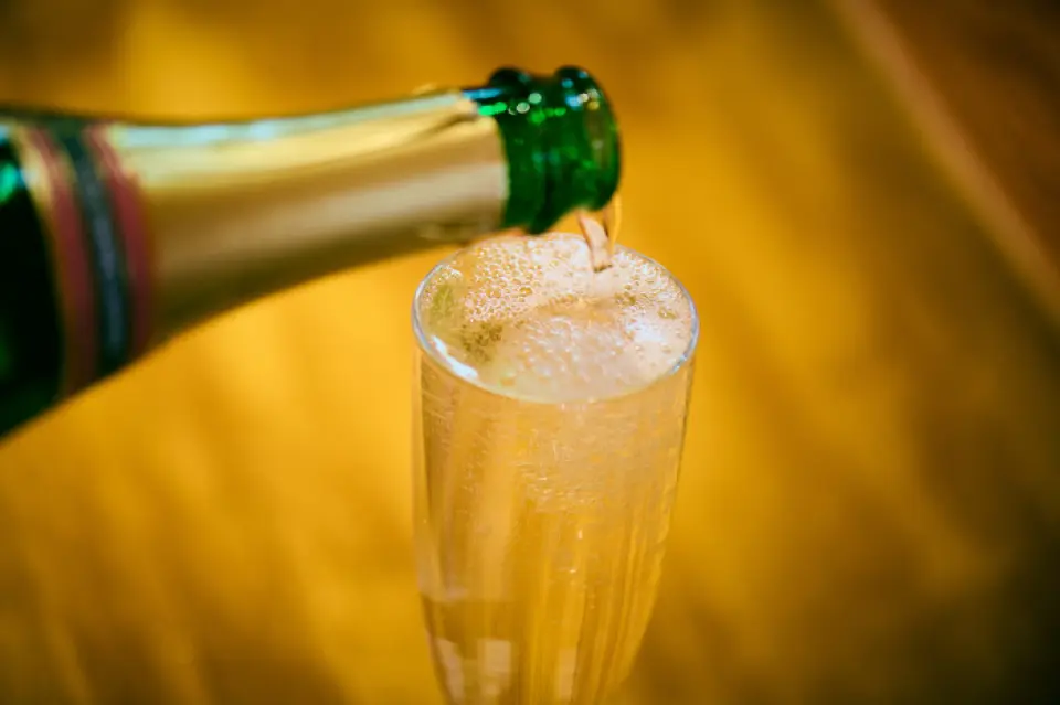 搭配餐點的飲品也很豐富。除了用時令水果製成的新鮮桑格利亞汽酒和標準莫吉托外，還有龍舌蘭酒和黑醋栗製成的三種莫吉托。為什麼不嘗試從各種酒精飲料中找到您最喜歡的飲料呢？
