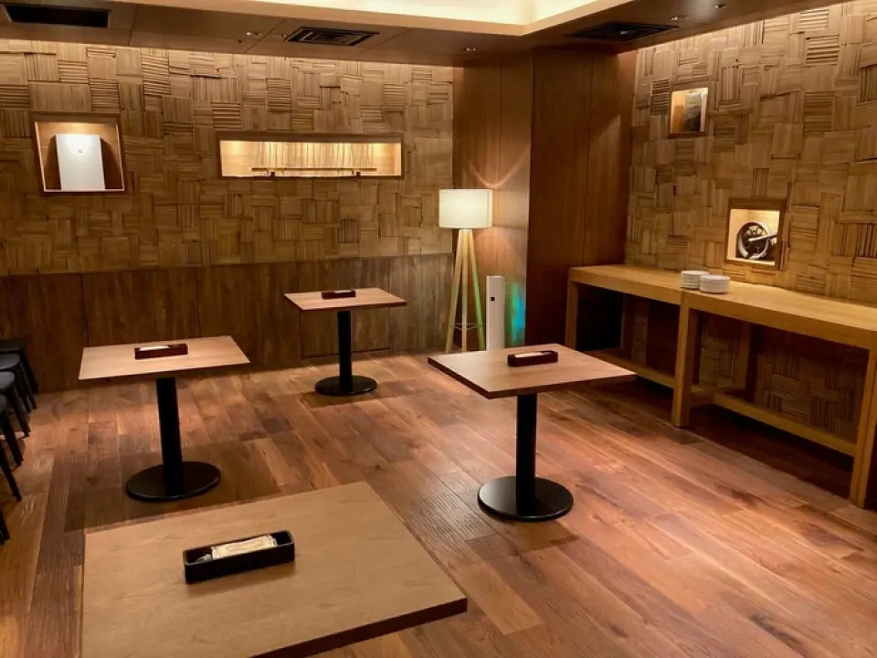 We have private rooms available. We can accommodate up to 16 people for seating and 20 people for standing. Minimum guarantee is 100,000 yen.
