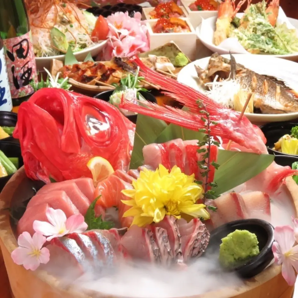 我們的餐廳提供新鮮海鮮製成的日本料理。每天早上，我們使用從市場購買的時令魚類，烹調出能夠充分發揮食材本身風味的菜餚。春天推薦的是豐盛的「烤生鰹魚鰹魚」。稻草烘烤是在公司內部完成的，因此您可以享受濃鬱的香氣。此外，我們還提供各種標準生魚片，從單品到拼盤。有很多適合小吃的菜單，例如燒烤、油炸和燉菜。請與酒精一起享用。