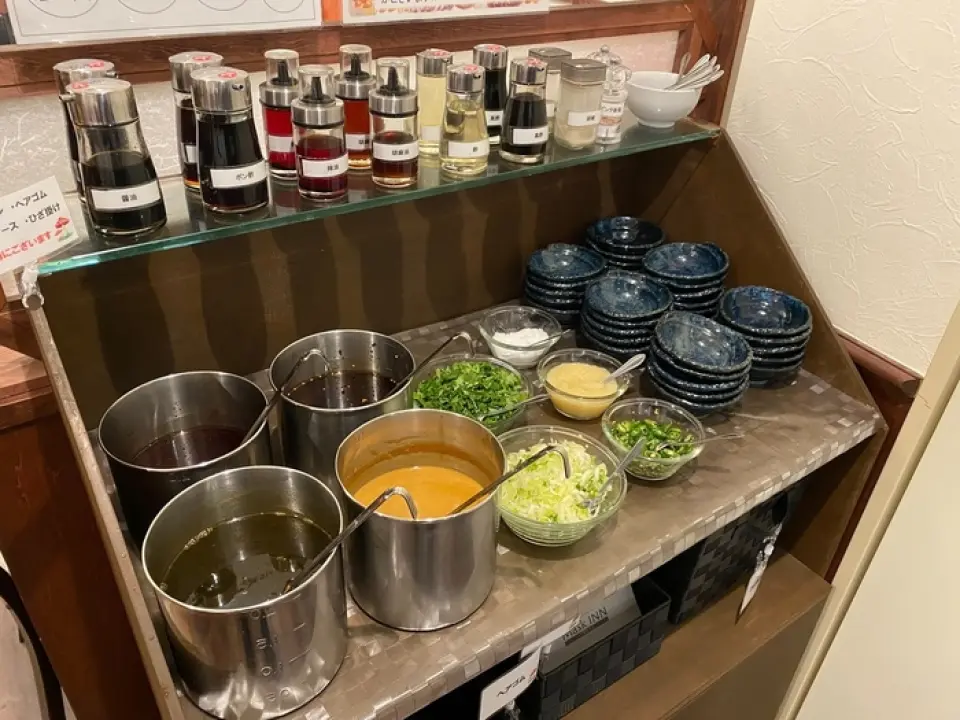 在和盛，您可以在蘑菇汤中享用煮蘑菇、蔬菜和肉，然后蘸上自己的酱汁。可以根据自己的喜好混合芝麻酱、辣酱、海鲜酱油、香油、葱、香菜、大蒜等。可以做很多次，尝试找到你最喜欢的口味♪