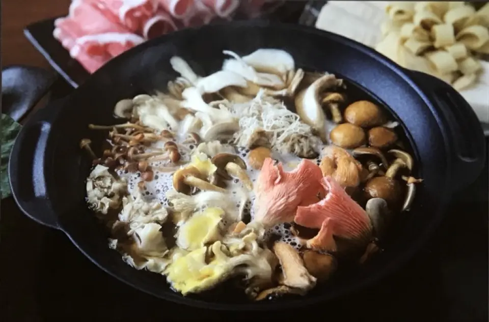 这是和升原创的蘑菇汤，采用28种干蘑菇熬制约6小时制成。本产品充分利用了蘑菇的风味，因此您可以享受原汁原味的味道。然后将蘑菇煮熟并上桌，这为菜肴增添了更多的鲜味，让您享受更深层次的味道。