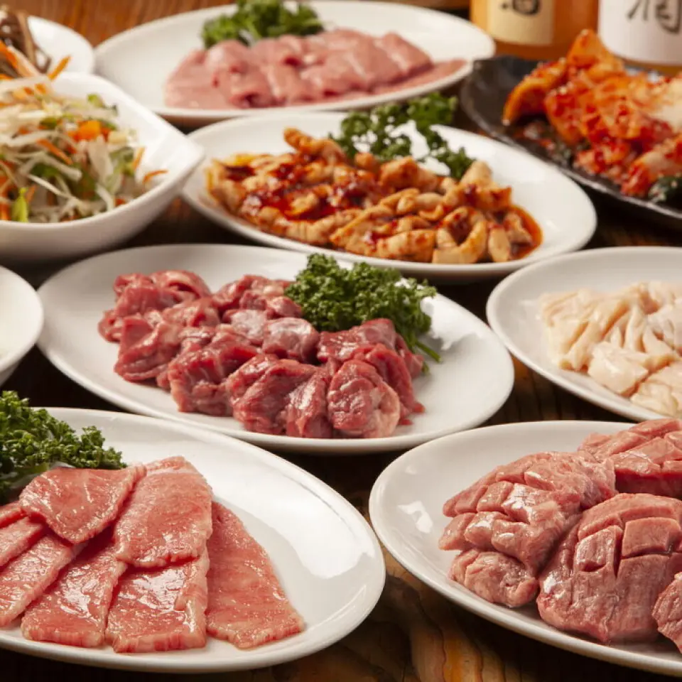 我們對肉類的製作非常講究。直接從市場購買的新鮮內臟和肉類。用隱藏的刀小心地切肉，注意保持肉的嫩度和風味。我們提供使用經過兩年左右的秘製醬汁製成的名牌“坪內臟”和“坪牛肉”等優質肉類，以及黑毛和牛的上裙牛排和稀有的味噌。收穫的黑毛和牛的一部分我們以合理的價格提供多種菜單！