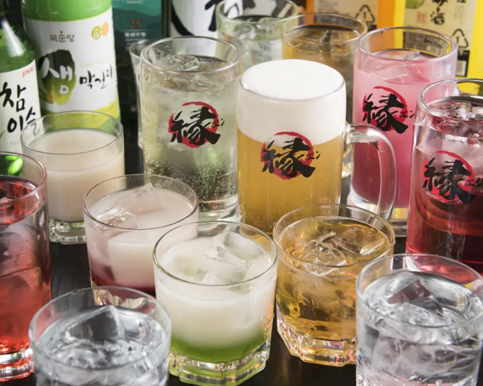 使用優惠券即可1,800日圓（不含稅）⇒1,300日圓（不含稅）超值2小時無限暢飲套餐！備有標準生啤酒、酸酒、雞尾酒等多種暢飲飲品，還有女性喜愛的果酒、男性喜愛的啤酒花、烤肉必備的馬格利酒等。當然，我們也為不愛喝酒的人準備了軟性飲料！與您最喜歡的單點菜餚一起享用！