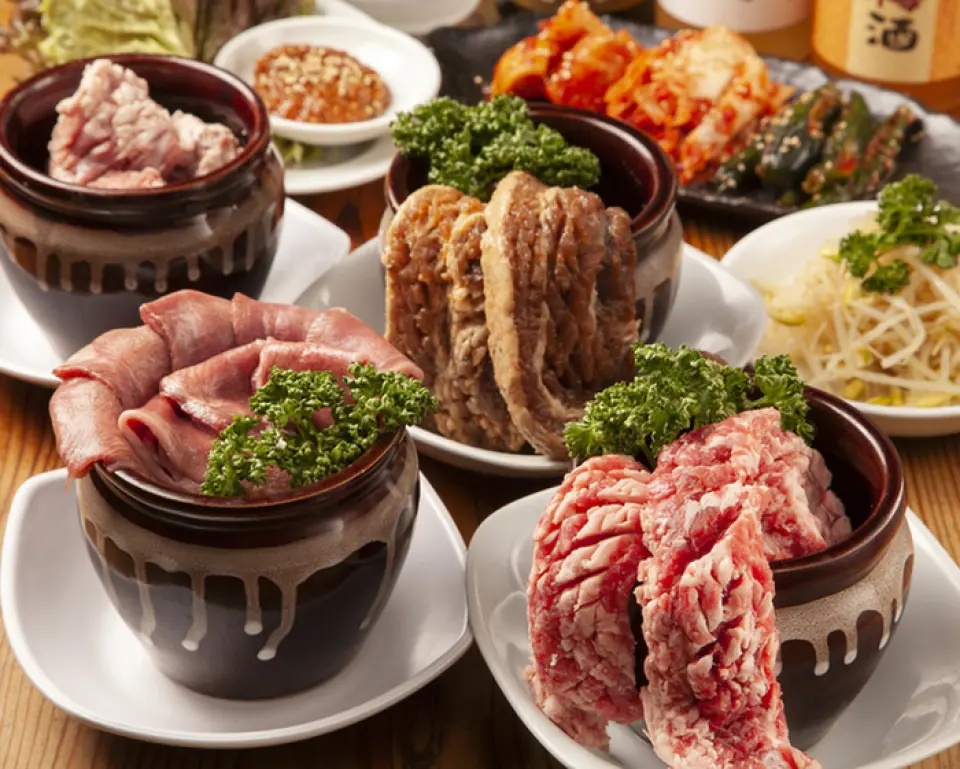 著名的“Tsubo Kalbi”用秘製醬汁醃製一整天