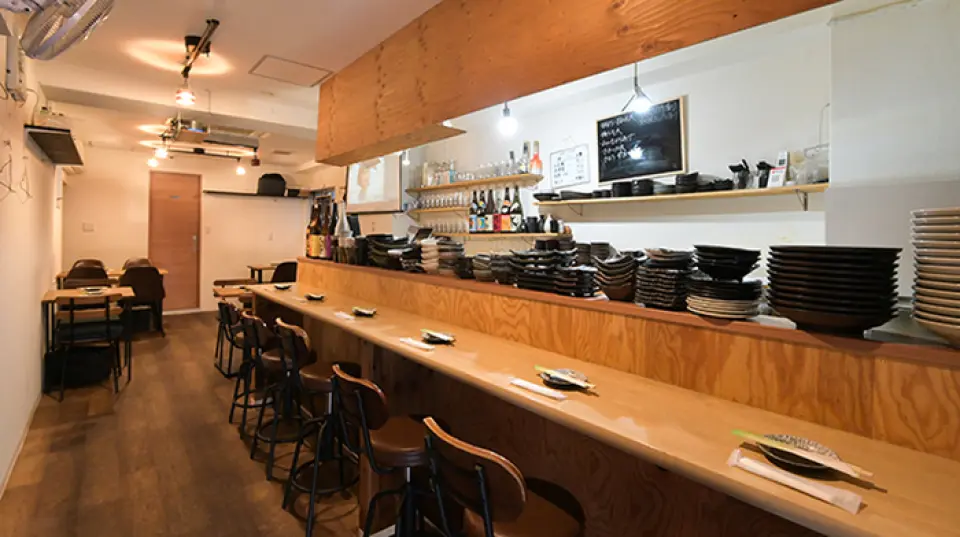 這是距離高田馬場站步行5分鐘的關東田居酒屋。店內是單身女性可以放心光顧的溫馨空間。店內的椅子、桌子、架子等家具都是手工製作的。和聚會的桌子。獨自享用一杯飲品或與其他顧客一起享受樂趣。請在各種情況下使用它。