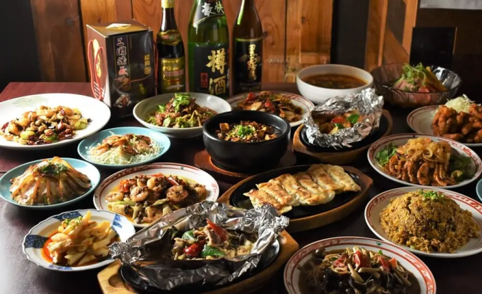 與正宗的中國香料和手工點心完美搭配！紹興酒有聶記紅、10年陳、18年陳、以及高品質的30年陳。一定要享受越陳越醇厚的口感♪白酒有泥坡頭、老龍口等知名品牌，還有香氣濃鬱、口感迷人的劍南春、口感柔和甘美的五糧酒，可預訂。當然，我們也有生啤酒和Kakuhai等正統飲料♪請依照您的喜好選擇！