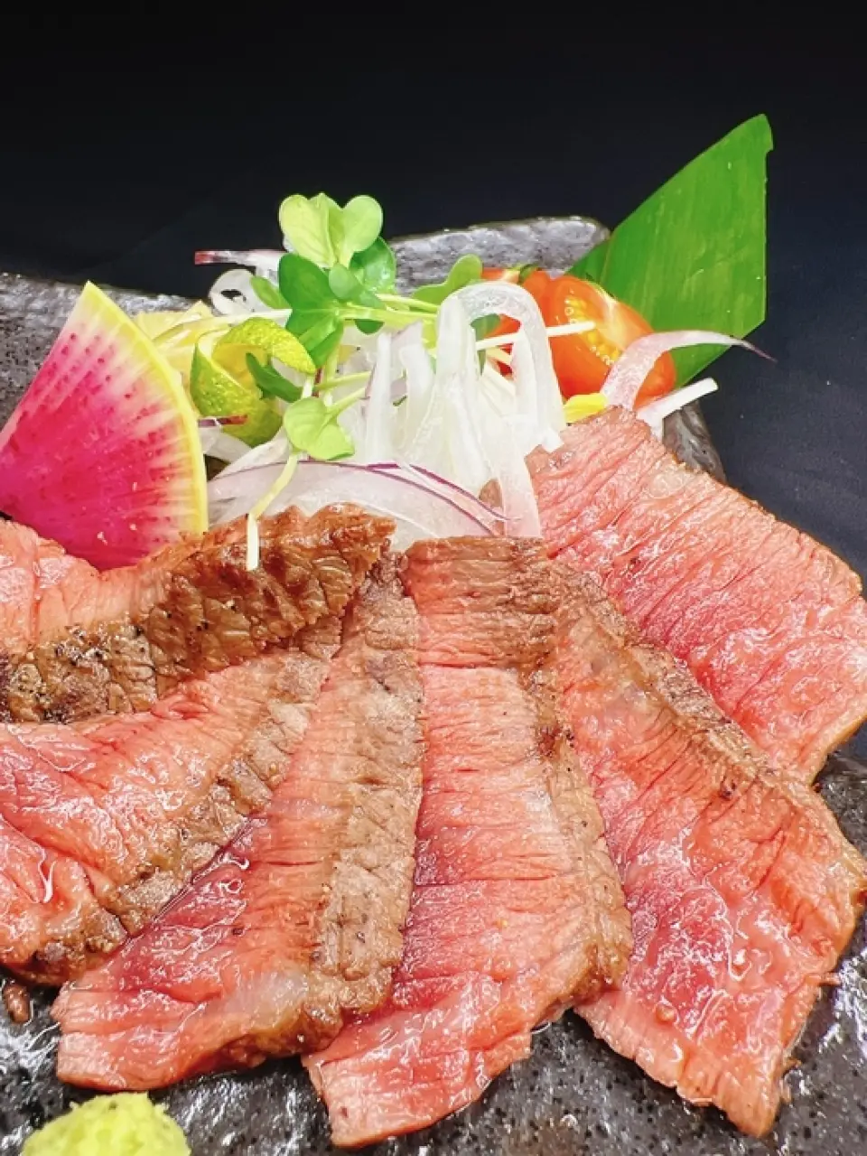 A5黑毛和牛是大理石紋和瘦肉完美平衡的部位。香氣具有甜美濃鬱的氣息，同時又具有獨特的尖銳香氣。輕巧又多汁。它的瘦肉和大理石花紋肉質達到了很好的平衡，而且似乎是一種結合了兩者優點的切法。