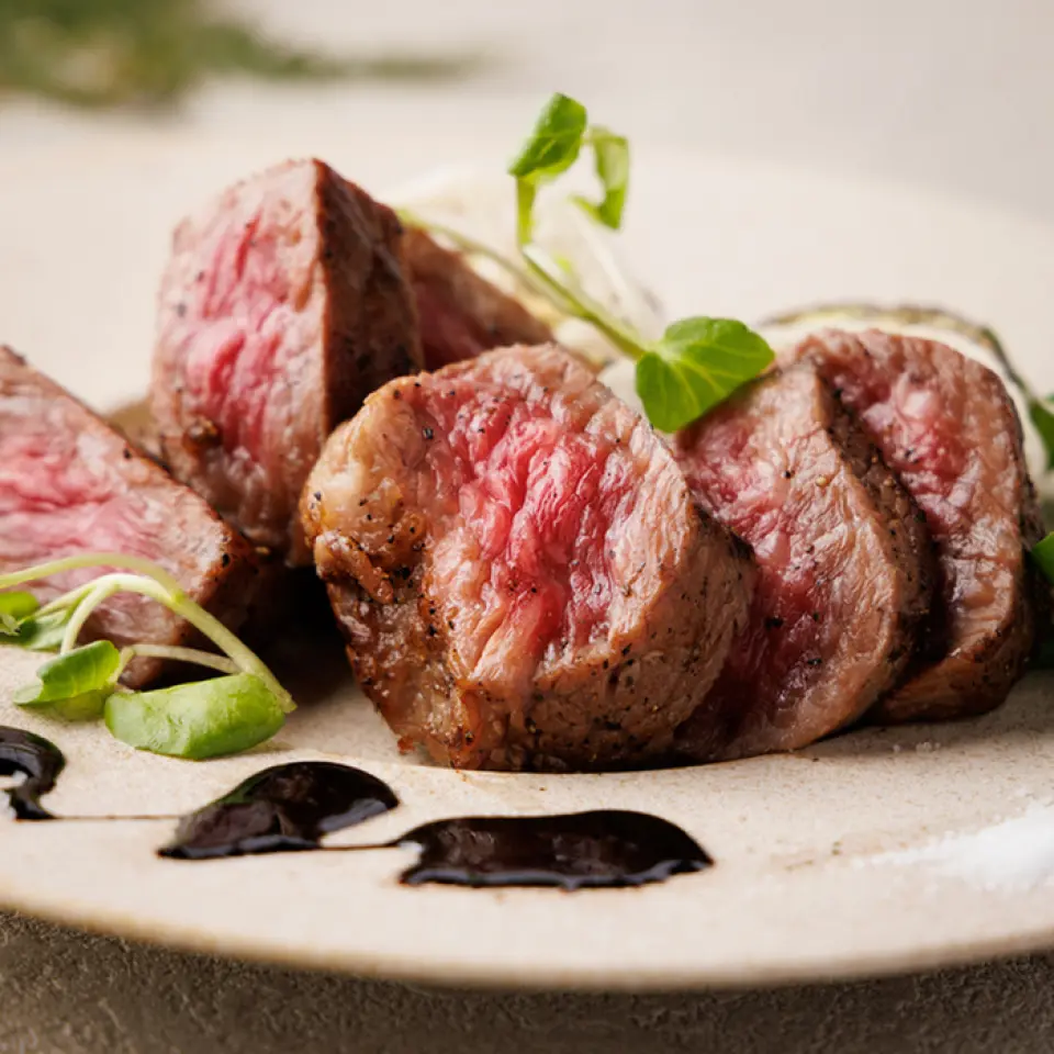 This "mythical cow" is served as a main dish in JAL first class and at top star restaurants, attracting VIPs from around the world. It is known only to those in the know. The cows are raised in a completely stress-free, ideal environment, fed natural feed and natural water, and are impressed by the clean, light fat and delicious, high-quality meat. It also won the Minister of Agriculture, Forestry and Fisheries Award in 1997, and with only 20 head of this mythical cow in circulation in Japan, you can try it at Morgen.