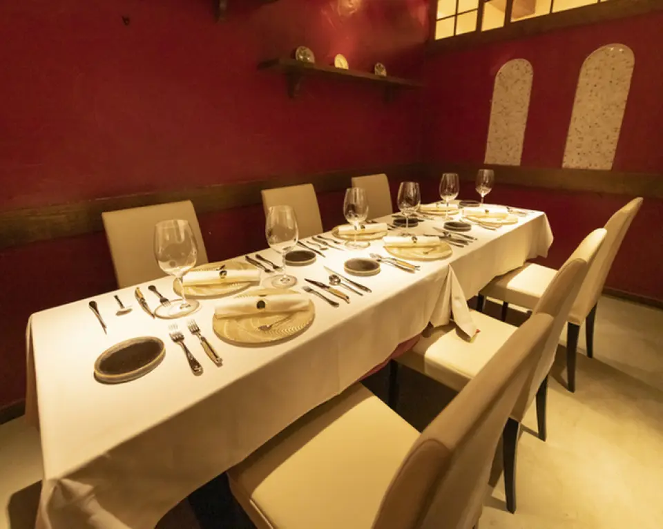 The sophisticated interior of the restaurant is an adult space that exudes a sense of relaxation. The fully private rooms, where you can spend some private time, have a calm and gentle atmosphere. The cutlery used is from Laguiole, with its beautiful classic design, to accentuate your special moment. It is perfect for dates and anniversary meals, as well as for meetings and business entertainment. Please relax and enjoy your meal.