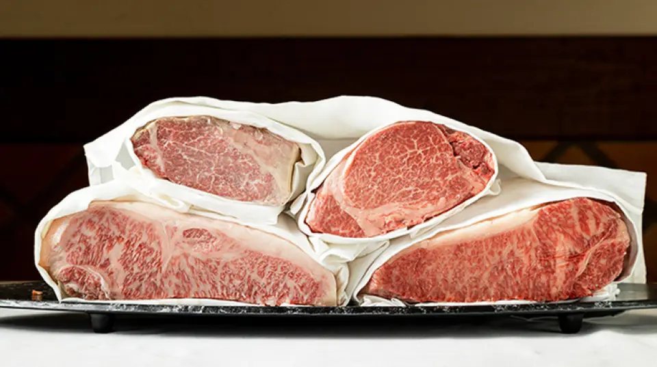 A chef who trained at a three-star restaurant in Italy will prepare an exquisite full-course meal using high-quality ingredients such as matsutake mushrooms, truffles, and foie gras. You can also enjoy the finest Kobe beef. Choose your favorite cut from the finest sirloin, chateaubriand, rump, and aitchbone and grill it over the highest quality Kishu Binchotan charcoal. Enjoy a variety of dishes, perfect for special occasions, to your heart's content with some Italian wine.