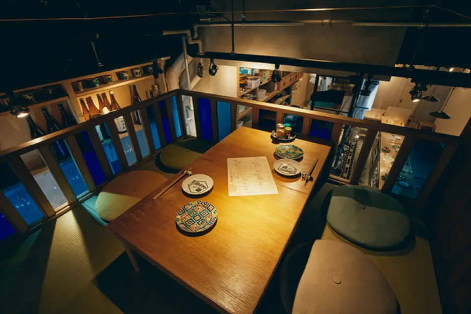 In a space with a Japanese atmosphere, using antique latticed latticework, there are carefully selected decorations here and there, such as a counter modeled after the ticket counter of a public bathhouse and stylish tiles reminiscent of a public bathhouse! They are also particular about the tableware, and went all the way to the site to carefully select Kutani ware. In addition to counter seats, table seats, and terrace seats that give off a lively atmosphere, there is also a mezzanine seating area that can accommodate up to eight people. The secluded feel of the space, like a secret base in the attic, is popular ♪ Perfect for after-work drinking parties, dates, and for meeting new people◎