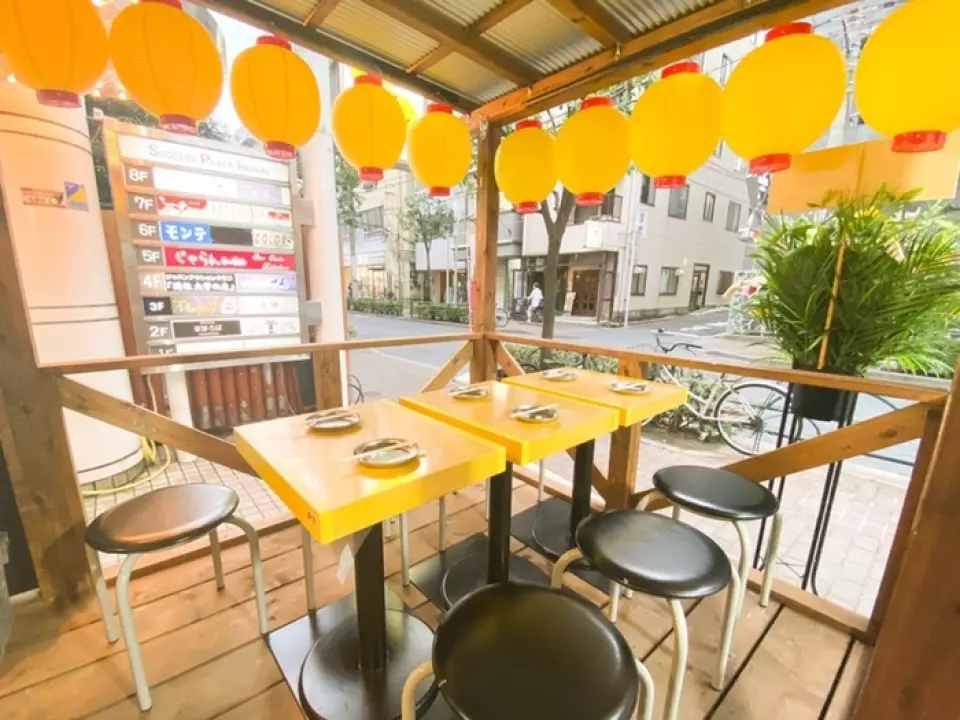 在我们的商店，我们正在采取措施防止冠状病毒感染的传播。我们正在努力通过提供带有隔断和间隔的座位来保持社交距离。我们还安装了酒精消毒站，工作人员都戴着口罩。当然，我们店内通风良好，请放心光临。我们期待在那里见到您。