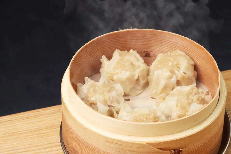 必须尝试的当然是烧麦！这是一道特别的菜，鸡肉多，洋葱甜，皮薄！在店里精心手工揉制◎搭配本店原创醋酱油享用！里面充满了多汁的鸡肉，但又很清淡，所以可以吃饱！我们还推荐搭配浓郁鸡汤的清蒸烧麦！味道满溢，绝对让你吃上瘾！尽情享受烧卖吧！