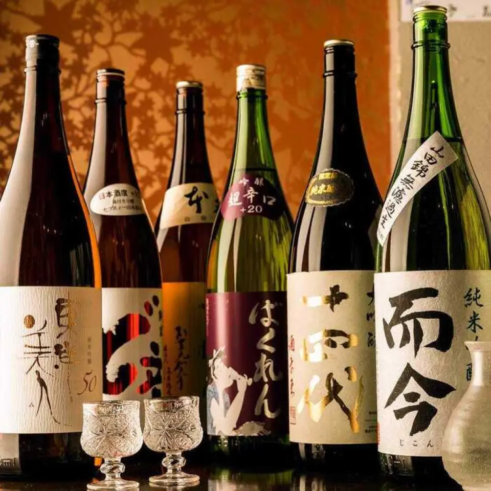 我们提供与您的餐点完美搭配的丰富饮品菜单，包括无限畅饮套餐和单点菜肴。油炸食品推荐高杯酒或生啤酒，生鱼片和生鱼片推荐干清酒或烧酒！请随时联系我们的工作人员获取品牌信息。我们还会不时库存商品。