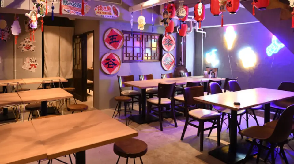 我们的商店有两层：地上和地下。一楼拥有适合每个人（从独行旅客到团体旅客）的舒适氛围。地下有包间，最多可容纳10人，出租楼层则最多可容纳40人♪ 也有隐秘的元素，不用担心周围的人，可以享受轻松的酒会你。还附带卡拉OK，大家可以一起享受乐趣◎不仅适合浅草观光，还适合娱乐、宴会等场合！