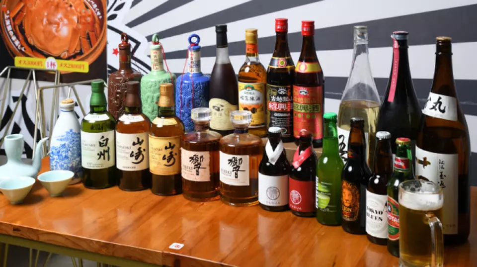 我们提供多款绍兴葡萄酒和精酿啤酒来搭配厨师精心挑选的菜肴！绍兴酒约有20个品种，有20年、30年、50年等不同年份。有不同的口味和风味，如瓶装和罐装，请点一杯您选择的搭配正宗的中国菜。他们的精酿啤酒种类也很丰富，总共有30多种。如果是聚会的话，我们还推荐3,960日元起的无限畅饮套餐。