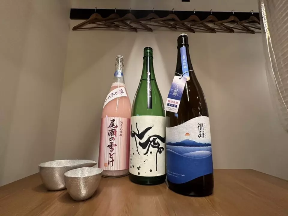 本店由清酒大师和清酒爱好者组成！从约20种多样化的产品阵容中，我们将为您推荐适合日本料理的搭配。诸如“我喜欢干粮”或“我想要一些清爽或水果味的东西”之类的请求也可以接受！请随时告诉我们。我们还推荐自制生姜滋补品、用新鲜日本胡椒和整个柠檬制成的酸酒，以及知兰茶和小桥玄米茶等特色混合茶。