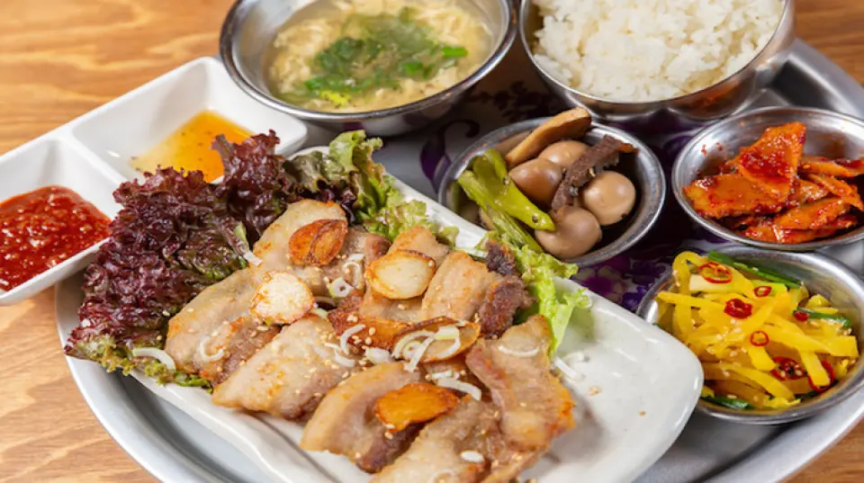 Chúng tôi cũng có thực đơn bữa trưa đầy đủ các ngày trong tuần, nơi bạn có thể thưởng thức thịt lợn nội địa với mức giá hợp lý! Ngoài ba món ăn kèm được thay đổi hàng ngày, súp còn có mọi thứ khác ngoài súp nên là một bữa ăn thỏa mãn. Các món ăn được gợi ý là Set ăn Samgyeopsal và Set sườn heo, nơi bạn có thể thưởng thức thịt tươi. Ngoài ra, chúng tôi còn có các thực đơn tiêu chuẩn như ``Set bữa ăn Sundubu Jjigae'' và ``Set bữa ăn Bibimbap Ishiyaki.'' Thưởng thức những món ăn ngon trong khi nghỉ làm hoặc làm việc nhà.