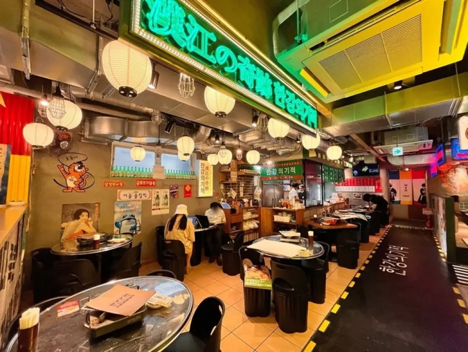 Cửa hàng của chúng tôi nằm ở Shin-Okubo Korean Yokocho, nằm trong khoảng cách đi bộ từ Ga Shin-Okubo và Ga Higashi-Shinjuku. Nội thất mang bầu không khí nhạc pop cổ điển tái tạo lại một nhà hàng từ những năm 80. Chúng tôi có bàn ghế hoàn hảo cho các bữa tiệc ăn uống cùng gia đình và bạn bè. Tại chỗ ngồi của mình, bạn cũng có thể thưởng thức đồ ăn mang đi từ các cửa hàng khác ở Yokocho ◎Không gian sáng sủa và sống động giúp bạn dễ dàng sử dụng. Hãy tận hưởng thời gian của bạn với chúng tôi!