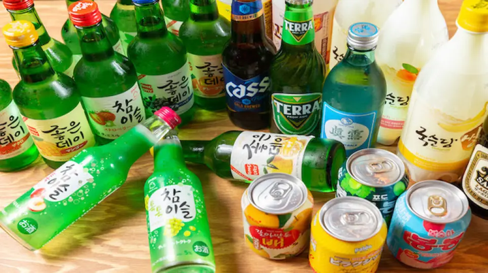 Về đồ uống, có rất nhiều loại makgeolli được lựa chọn cẩn thận trong số rất nhiều loại có sẵn. Chúng tôi cũng cung cấp hương vị đậu phộng và ngô quý hiếm, và hương vị đậm đà của chúng rất hấp dẫn. ``Okoge makgeolli'', có mùi thơm của gạo cháy, cũng rất được ưa chuộng. Chúng tôi cũng có đồ uống đích thực như bia đóng chai đích thực, rượu soju Hàn Quốc có hương vị và đồ uống có cồn truyền thống. Ngoài ra, rượu shochu nguyên bản của Shin-Okubo Korean Yokocho, loại ấm trong suốt trông rất đẹp trên SNS, cũng sẽ có sẵn! Bạn có thể thưởng thức nó với bữa ăn của bạn.