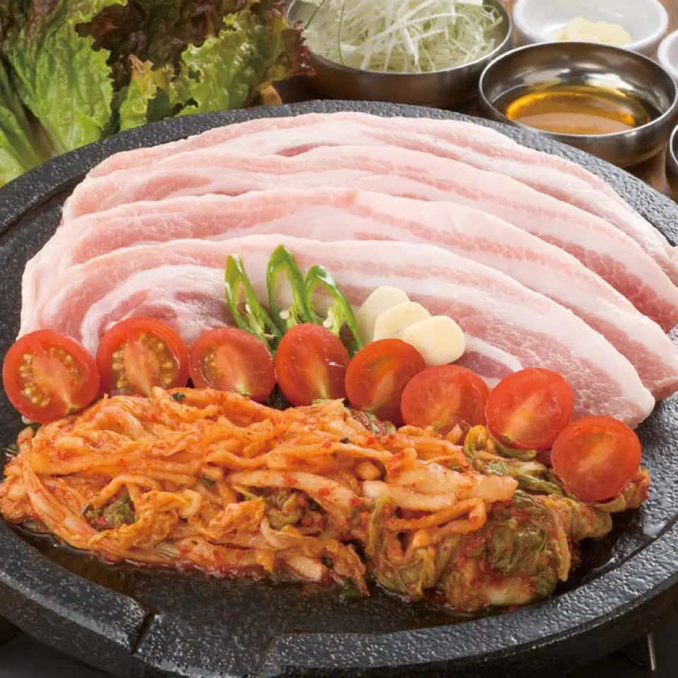 [Món ăn đường phố Hàn Quốc đích thực] Khuyến nghị của chúng tôi là "Samgyeopsal." Chúng tôi sử dụng thịt lợn Shonai từ tỉnh Yamagata và nướng thịt lợn trên vỉ nướng đặc biệt. Nó chắc chắn sẽ gây ấn tượng trong các bữa tiệc cuối năm và buổi đi chơi của các cô gái.