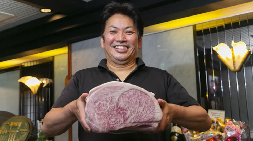 店主福重诚一郎是宫崎县都城市人。在都城市经营烤肉店10年后，我们将业务扩展到东京，希望将美味又美丽的宫崎牛肉的魅力传播到关东地区。请尽情享受我们引以为豪的产品，这些产品采用直接从值得信赖的生产商购买的优质原料制成。