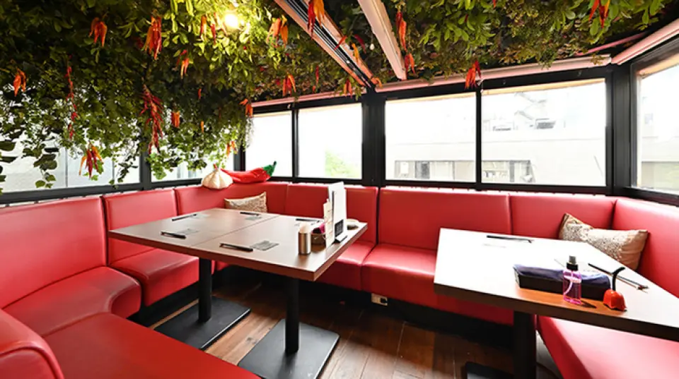 Our restaurant is close to the station, making it convenient for gatherings. The interior is decorated with stylish accessories, and we have a counter where you can dine alone without hesitation, as well as spacious, relaxing table seats. The raised seats are designed with a chili pepper field motif, and the green color is perfect for Instagram. We also recommend taking a memorable photo. Come with friends or close friends and enjoy a lively and fun time tasting our delicious spicy food.