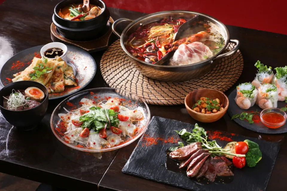 We offer dishes that are not just spicy, but allow you to taste the natural flavor of chili peppers. Our specialty "Red Fuji Hotpot" is a powerful dish, piled high with chili peppers. The spiciness spreads gradually and is irresistible, so try it with the soup that contains a blend of six types of cheese. The menu is divided into levels of spiciness from 1 to 8, and even no spiciness. We also have a new menu item, "Chili Parfait," which can be enjoyed as a savory snack! Please enjoy the various flavors♪