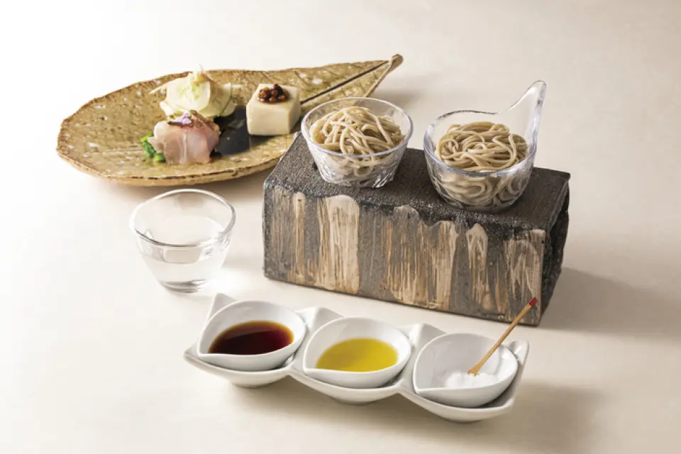 "Hajimari no Soba" is recommended for first-time customers. Please try a small amount of soba at the beginning of your meal, and then freely dip your soba noodles from the two regions into the water, salt, olive oil, and soba sauce that are served with the noodles. You can also enjoy cocktails, wine, and other alcoholic beverages with the three types of appetizers. Hajimari no Soba can also be enjoyed as part of a course menu.