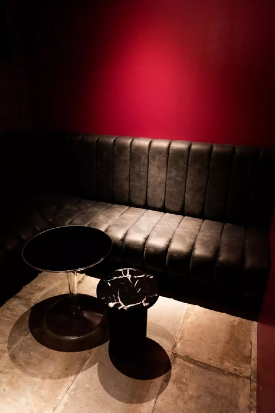 当你打开楼层后面的铁丝网时，有一个隐藏的VIP包房，闪烁着神秘的霓虹灯。这是一个完全私人的空间，可直接通往厕所。推荐给那些想要放松并享受团体乐趣的人！