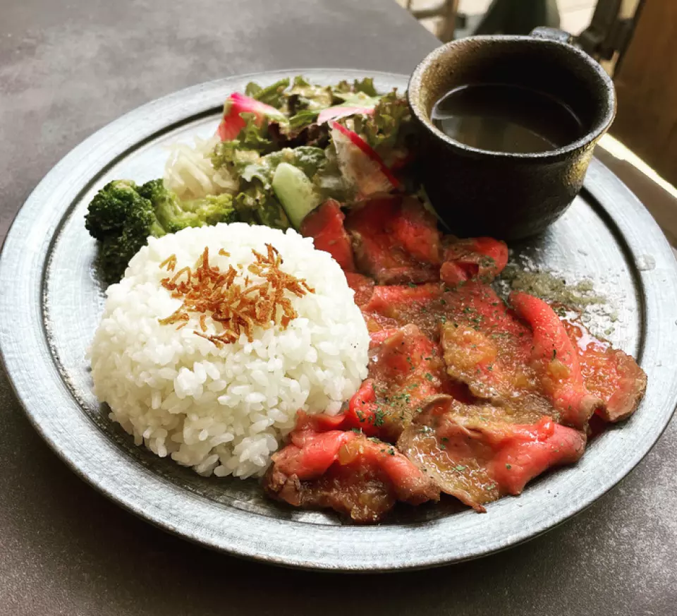 午餐時間，我們提供一盤菜單！