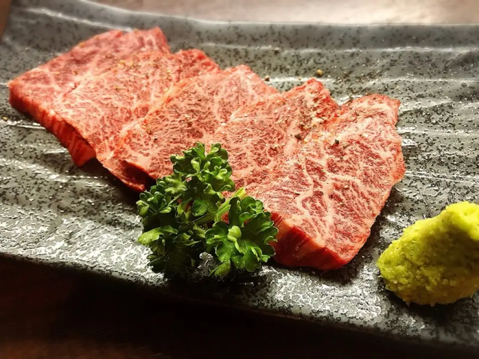在門前仲町，「神原味」是只有內行人才知道的特產，不嘗就不能回家。 「這是真正的裙邊牛排嗎？」不少顧客都驚呆了，這是一款極為特別的產品。最好吃的時候，非常新鮮，可以當生魚片吃。您將感受到牛肉的品質，具有 A5 級和牛典型的柔軟度和濃鬱風味。一旦你嘗試過，你就永遠不會忘記【牛肉瓦吉卡】的「Kami Harami」。為什麼不愛上這種魅力一次呢？