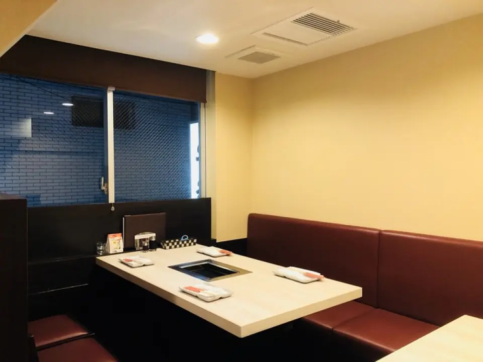 從門前仲町站步行2分鐘。本店是作為烤肉名店而聞名的【牛若】的富岡分店。店內有一個大人可以放鬆的安靜空間。寬敞的半私人房間可容納5至12人。我們有足夠的空間，所以歡迎團體。不用擔心烤肉的味道，可以在無菸烤爐周圍享用烤肉…！請在本店度過愉快又美味的時光。