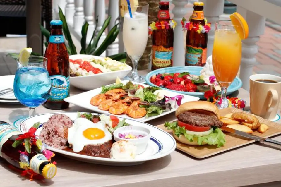 We offer a wide range of dishes, from hearty, filling meals to cafe menus! Among them, the "Loco Moco Plate" and "Poke Bowl" are particularly satisfying ◎ 5 types of pancakes are popular during tea time. Limited flavors are sometimes available depending on the season, and they are so delicious that even one person can eat them all in one go ♪ "Acai Bowls" are always available, so we recommend them at any time ◎ In the evening, try the chicken and poke, which are perfect for drinking, as well as other snacks ♪