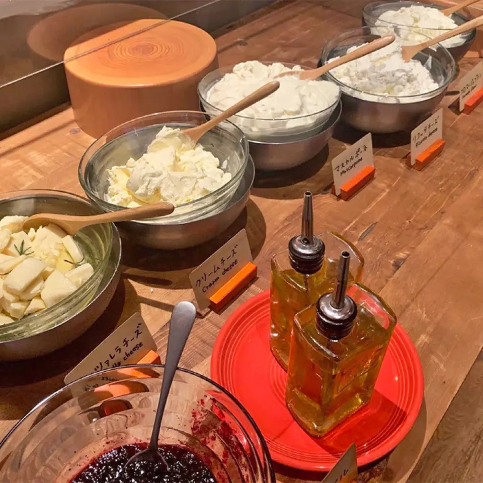 在goodspoon立川店，您可以品尝到正宗的石炉烤制披萨，菜肴中使用的奶酪是在工坊手工制作的。配上一整块新鲜奶酪的一道菜，会让人想对朋友说：“来看看！”♪ 午餐和晚餐只要加 550 日元就可以畅吃这款引以为豪的奶酪！如果您喜欢奶酪，您可以添加额外的奢华配料。我们还提供果酱作为装饰，所以请尝试将它们作为酒精的伴侣或作为甜点。