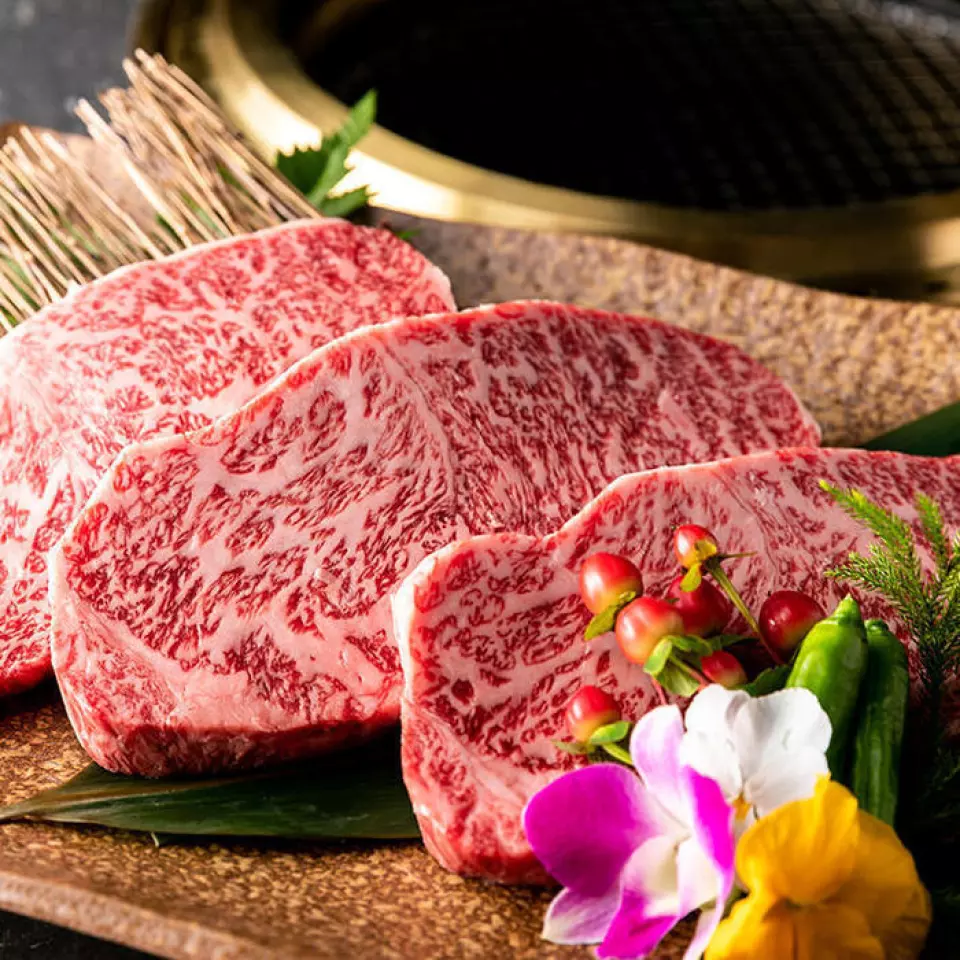Our restaurant is a beef specialty restaurant run by a wholesaler with deep knowledge of Yonezawa beef, one of Japan's three major wagyu beef brands. We use the techniques of a professional who knows Yonezawa beef inside and out to carefully select high-quality ingredients, and our chefs serve highly original dishes with care. Please take your time to enjoy a luxurious moment savoring our proud brand of Yonezawa beef grilled over charcoal.