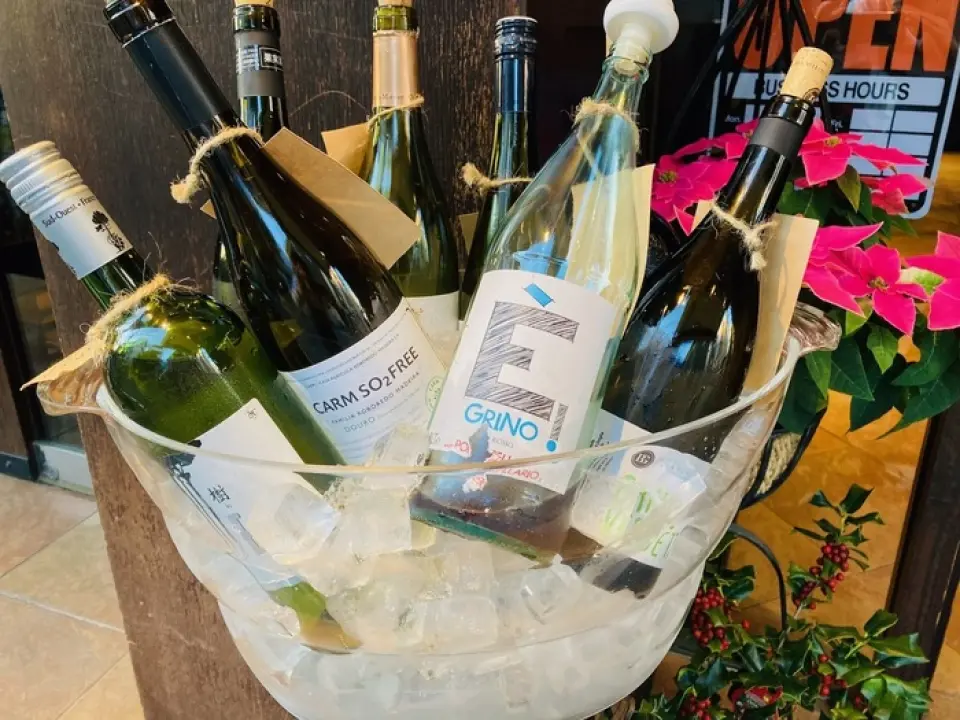 We have about 15 types of popular Japanese wine and Italian natural wine by the glass! Wine tasting (you can try all the wines by the glass) 60ml 550 yen