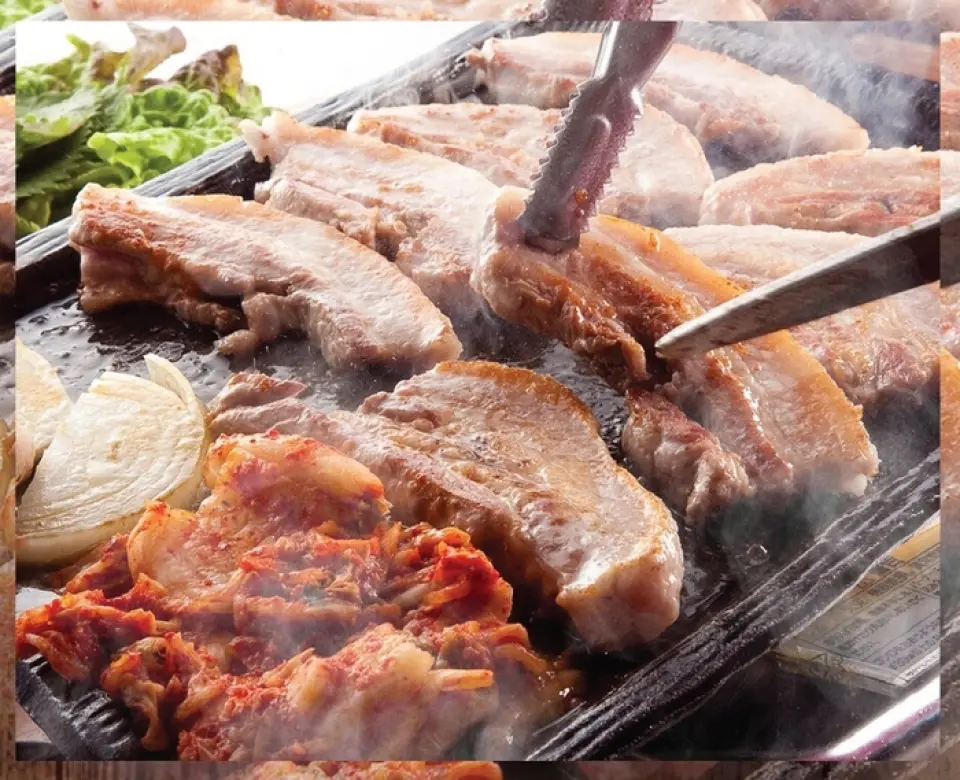 A wide variety of authentic Korean gourmet dishes are available. We have over 100 different menu items. Our most recommended item is the thickly cut belly meat "Raw Samgyeopsal." The belly meat is sweet and satisfying, and the more you chew it, the more delicious it becomes. The excess oil drips into the oil pan, and the meat is wrapped in lettuce, making it refreshing, healthy, and rich in B vitamins. Please enjoy the delicious Samgyeopsal made with ingredients carefully selected by the Korean owner himself.