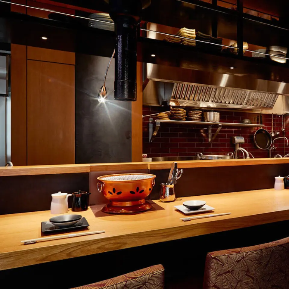 Honma is seated at the open-feeling 6-seat counter. This is our special seat. The number of seats is limited so that the staff can provide service to everyone, and all seats are provided with friendly and attentive service. The calm and clean interior is perfect for adult yakiniku dates, and the room is constantly ventilated while maintaining a comfortable temperature, so you can dine in peace. The powerful ducts are popular with customers as they keep the smell off your hair even when you eat yakiniku.