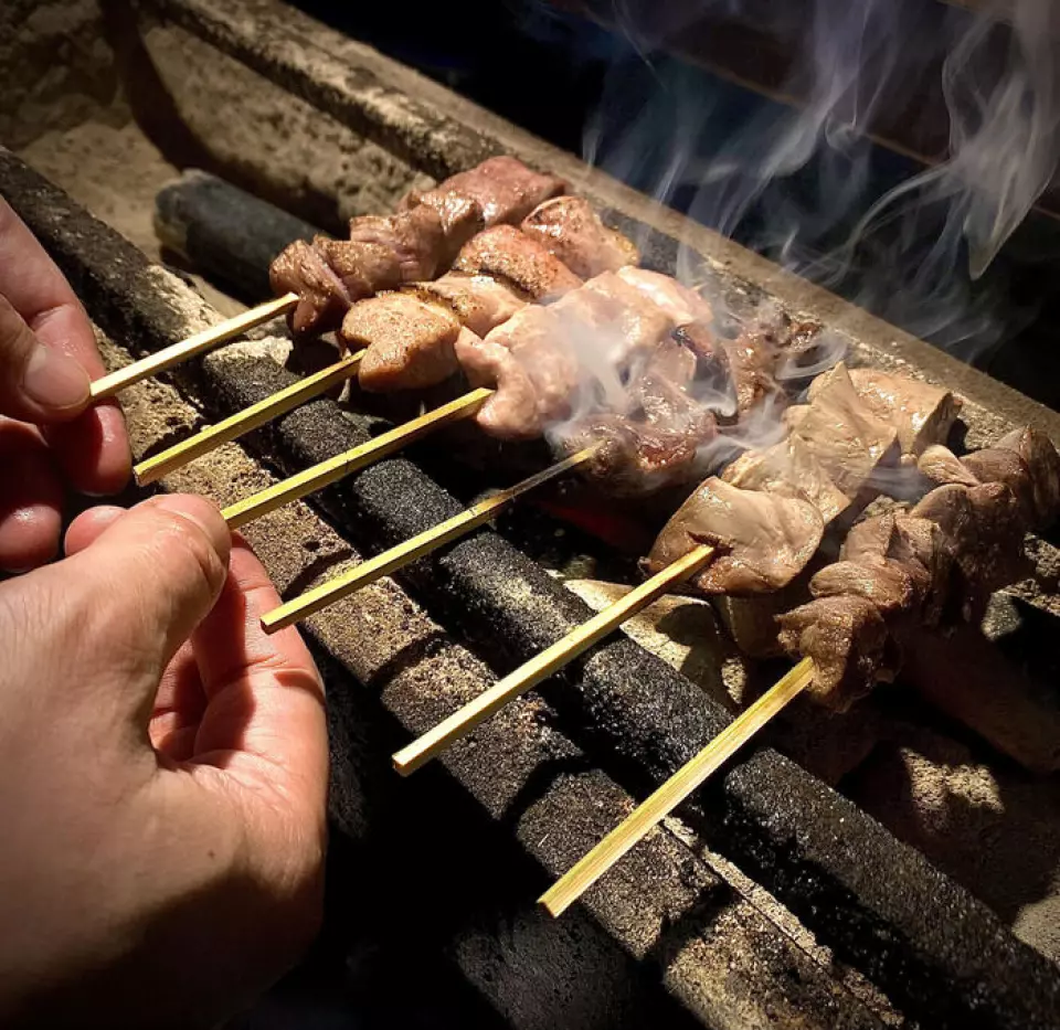We purchase a variety of game meats depending on the hunting conditions, mainly Ezo deer, wild boar, Kyoto duck, pheasant, and lamb. First, we slowly cook the meat at a low temperature to lock in the flavor, then cut it into bite-sized pieces, skewer it, and grill it. We also have rare species such as kangaroo, camel, and Asiatic black bear. We grill each ingredient in different ways, such as deer, which is almost rare, to bring them to their best condition. Enjoy with your favorite flavors such as sauce, salt, wasabi, and miso.