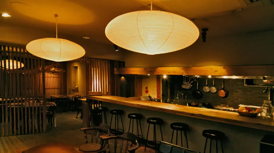 Our restaurant is located in the Bakurocho area, where textile wholesalers and offices are lined up. We offer fried minced meat made from venison and wild boar, as well as some unusual desserts. The semi-basement interior allows you to escape the hustle and bustle of the surrounding area, and the warmth of the wooden interior is soothing. Relax and unwind on the tasteful antique sofas and chairs. We can also provide private rooms, making it ideal for important dinner parties.
