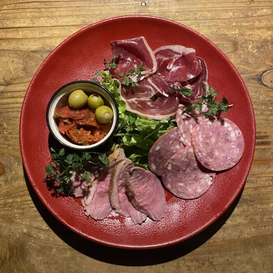 In addition to skewers, we also have a proud a la carte dish made with game meat.