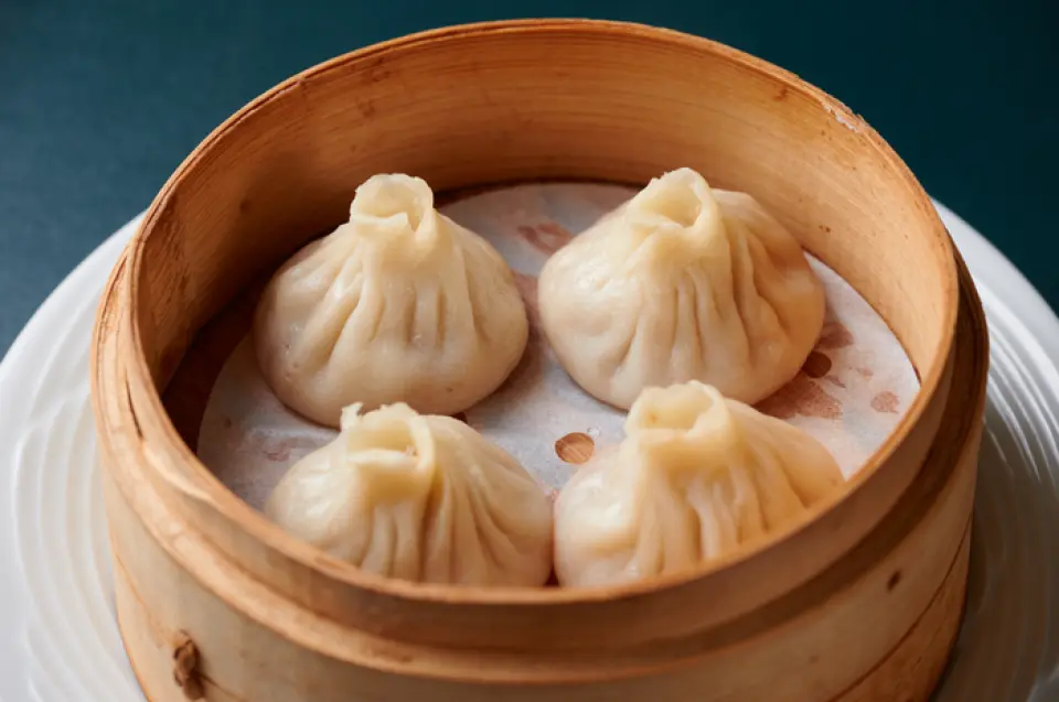 The beautifully folded handmade skin is so thin that the soup and ingredients can be seen through it, and the meat juices packed into the skin have an exquisite taste. In pursuit of deliciousness, we never prepare any Xiaolongbao in advance.