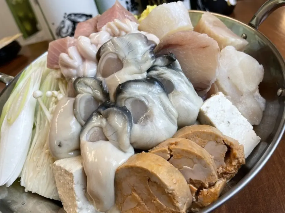 Giới hạn trong mùa này! Giới thiệu "Yotsuboshi Nabe" chứa hàu, sữa, cá chày, gan cá chày và cá đuôi vàng! ! Chúng tôi cũng cung cấp nhiều loại lẩu theo mùa, từ những món kinh điển như ``Lẩu hàu đặc biệt'' được làm từ những con hàu đáng tự hào của chúng tôi và ``Lẩu Sukiyaki'' được làm từ thịt bò đen Nhật Bản hạng A5. Các nguyên liệu được ninh trong của chúng tôi súp lẩu đặc biệt. Họ đang tạo ra những âm thanh xèo xèo thơm ngon khi chờ bạn ăn chúng! Bạn cũng có thể thưởng thức cháo gạo hoặc mì udon để kết thúc món lẩu của mình.