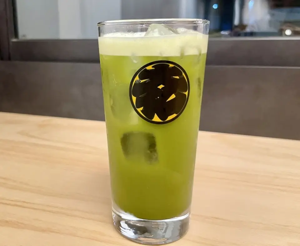 老闆很講究，調製的飲品比酒吧還值錢！儘管我假裝是酒吧服務員，但我還是用搖酒器來混合抹茶。我們還推薦高球浮球和新鮮檸檬酸，它們是通過預售檸檬並讓它們休息而製成的！