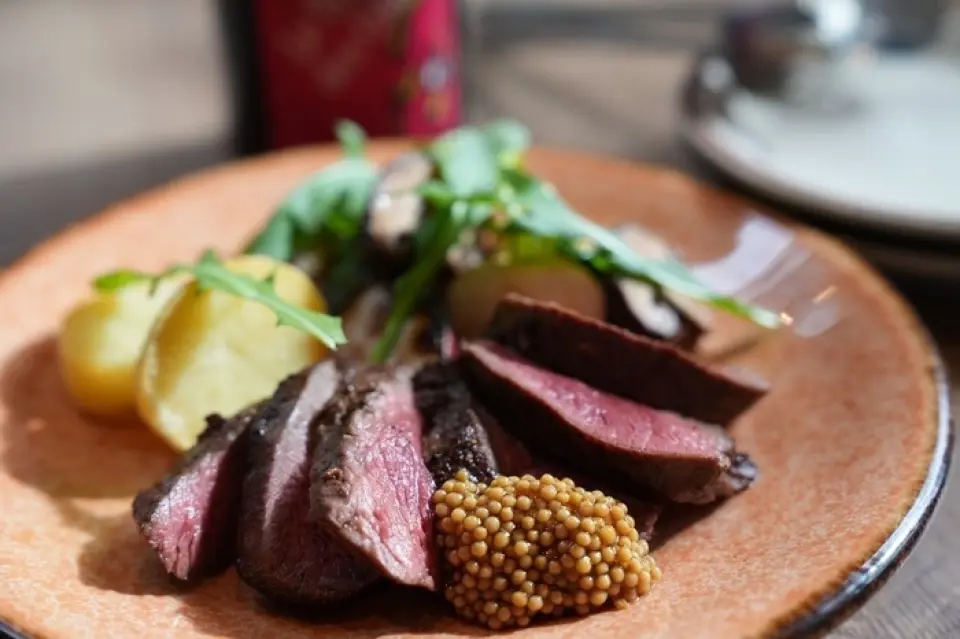 We recommend meat and fish dishes such as the slow-cooked "Roasted domestic beef rump" and the "Blue Moon Special Acqua Pazza" with herb and lime aroma inspired by the Thai dish "Pla Nung Manao"! We also have a wide selection of other dishes, such as the fluffy "Blue Moon Special Foam Caprese" made with ricotta cheese, pasta and pizza, and seasonal menu items such as raw oysters, yellowtail carpaccio, and cod milt. We offer dishes that go well with beer and wine in a comfortable atmosphere.