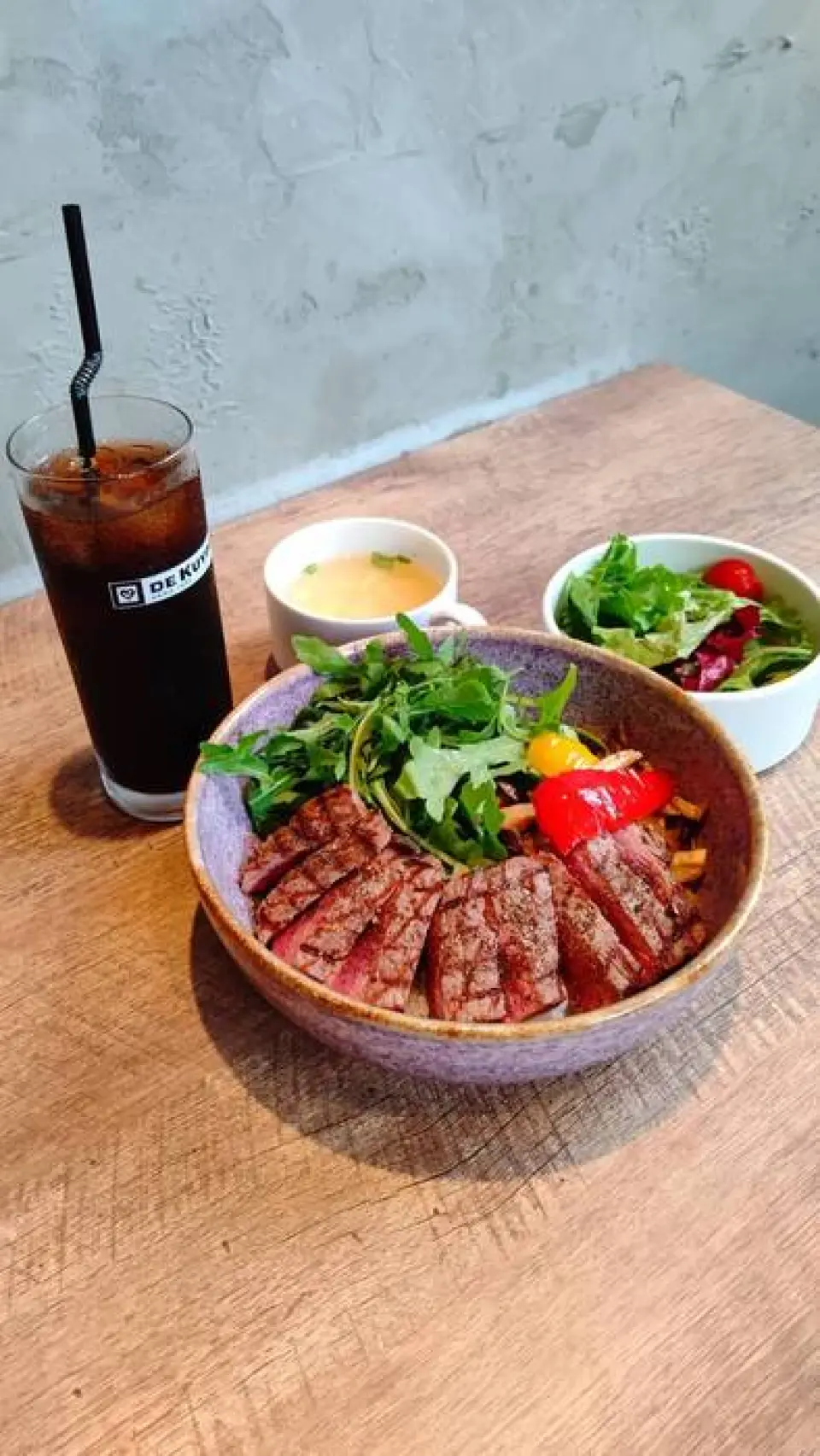 We offer a great value lunch menu with soup, salad, and drink. Our specialty is the "Sirloin Steak Bowl," which is made with deep fried vegetables and meat topped with our homemade steak sauce! We also have a wide variety of dishes, including a weekly rice lunch that is carefully prepared and a weekly pasta lunch that is paired with seasonal vegetables. We also offer a grand menu all day long and alcohol, so you can enjoy an elegant lunchtime at a girls' or moms' get-together.