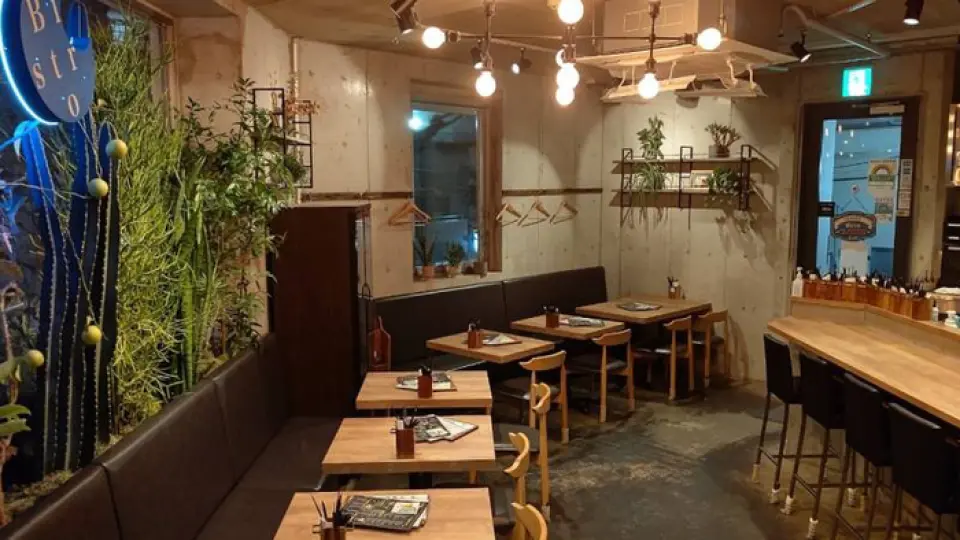 Large potted plants and mortar walls create a stylish atmosphere, and the bright sunlight pours in during the day, creating a comfortable space. We have table seating that can be arranged according to the number of people, as well as counter seating that can be used casually by one person. We also offer dessert plates with messages for anniversaries and celebrations! We can also reserve the restaurant for up to 30 people, so please use it for large gatherings. Our sister restaurant, Tsuchihotaru, is located a 10-minute walk from the restaurant.